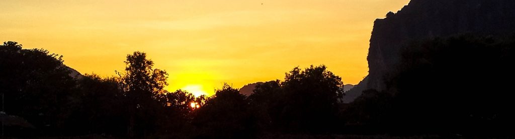 Solnedgång över Vang Vieng i Laos